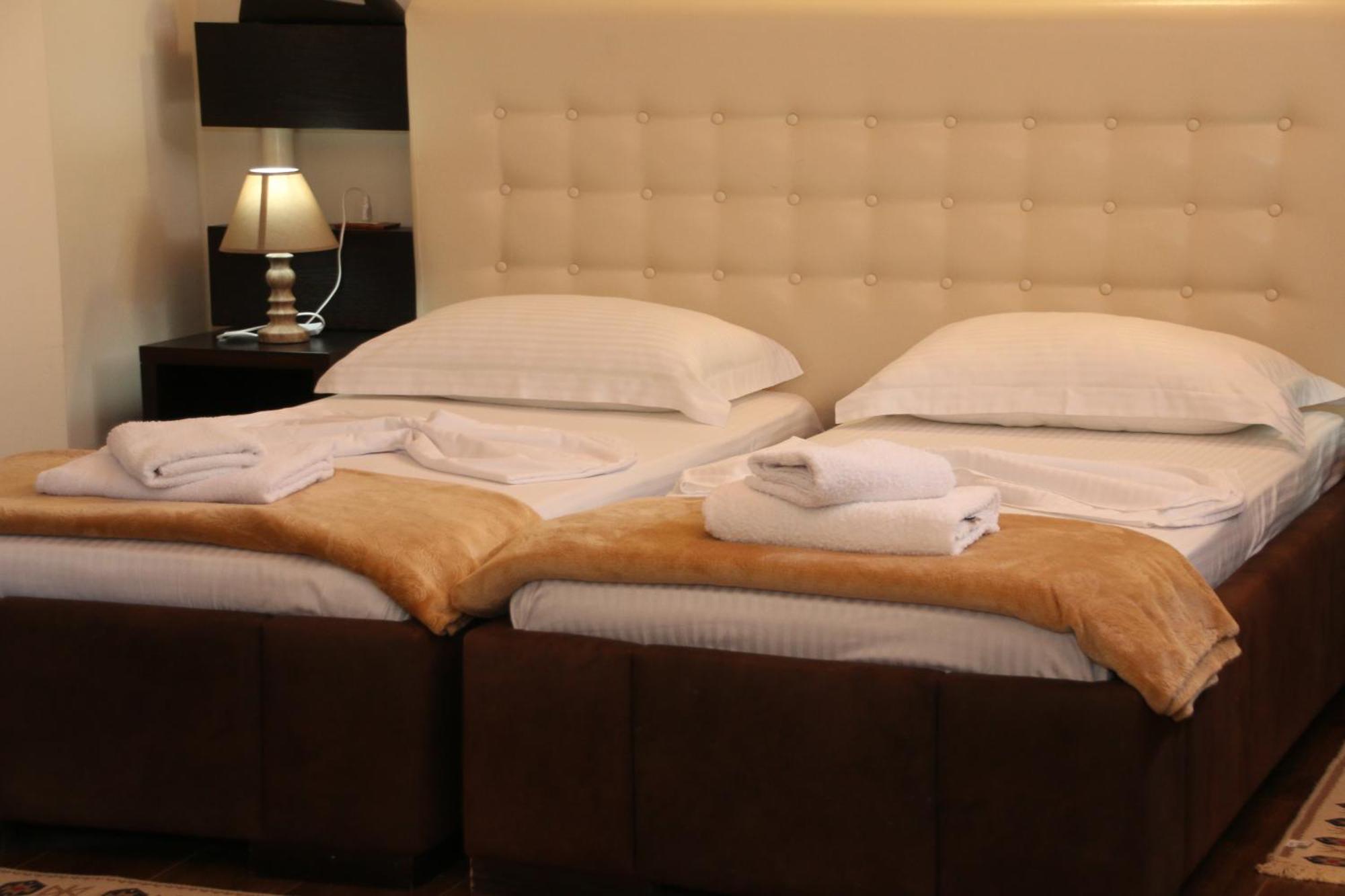 2 Kitarat Bb Bed & Breakfast Vlorë Exterior foto